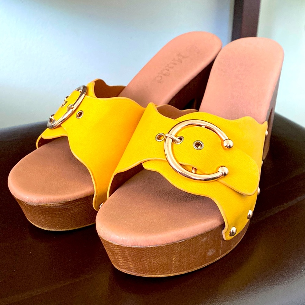 Cute yellow heels!
